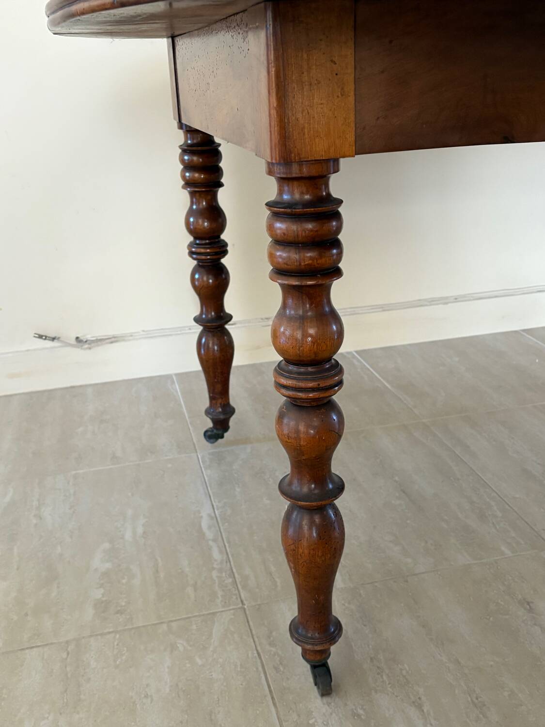 Solid wood extendable table