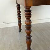 Extendable solid wood table