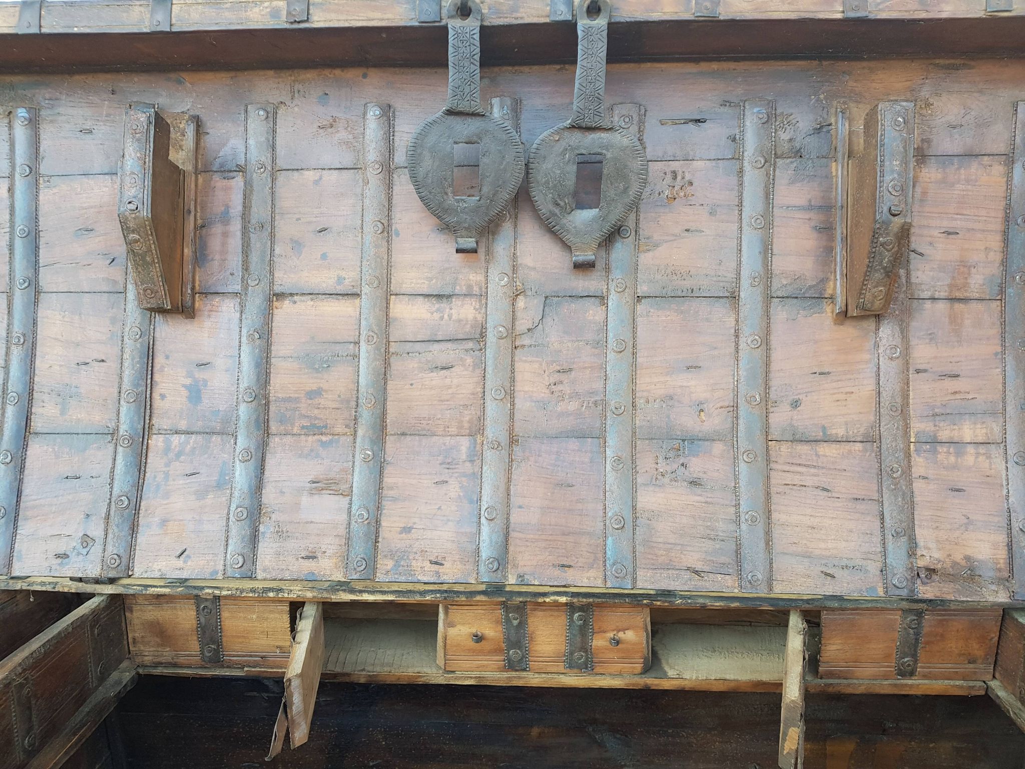 Coffre ancien indien vintage  sur roues en bois début 20eme s
