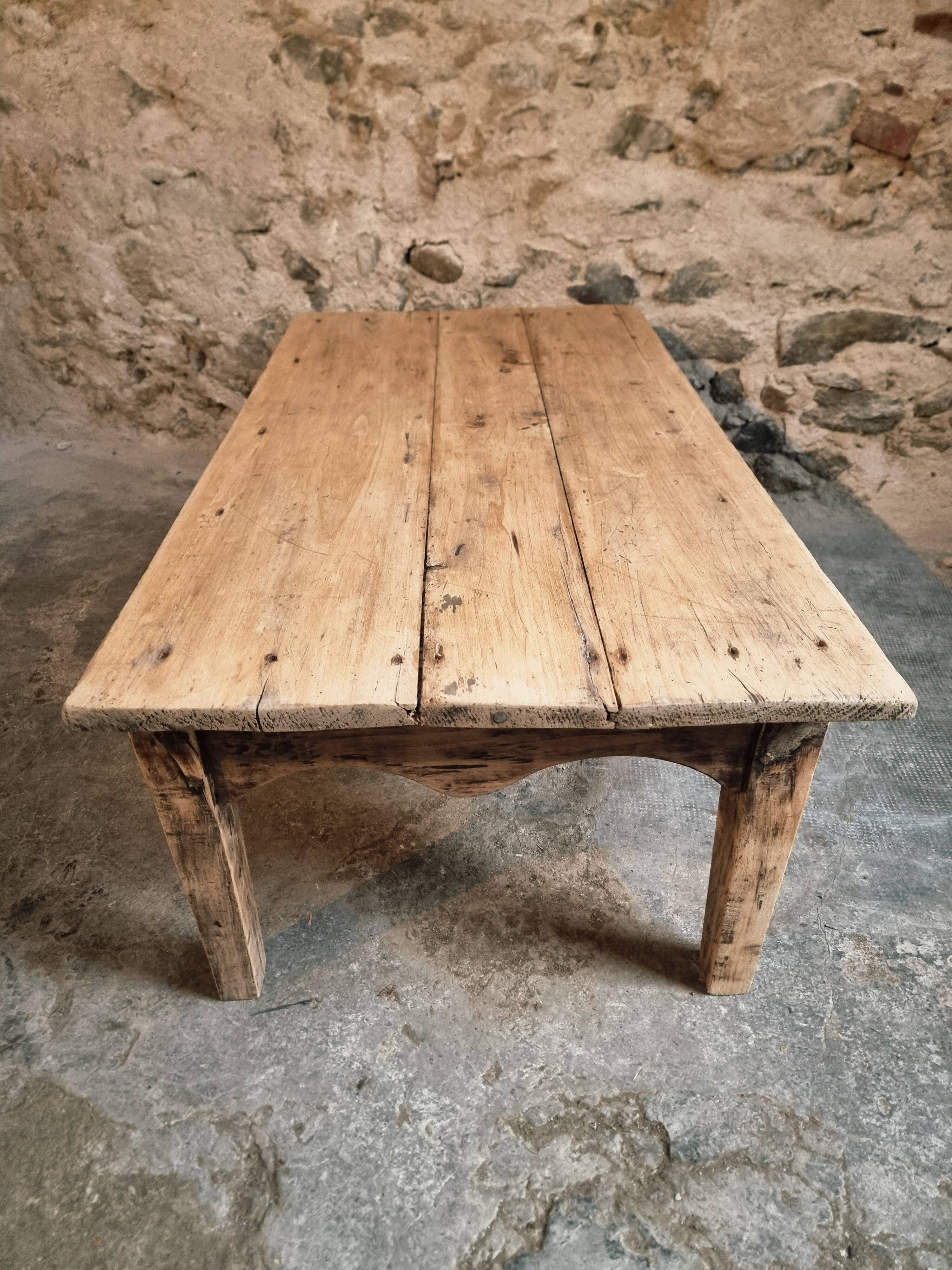 Antique French coffee table in pine with an oak skirt (18th–19th century)