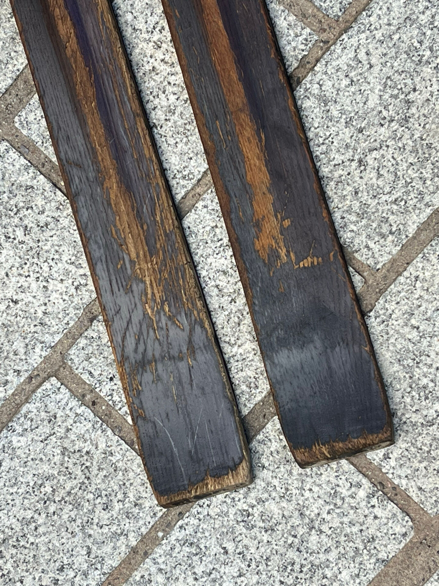 Paire de skis vintage en bois L = 198 cm