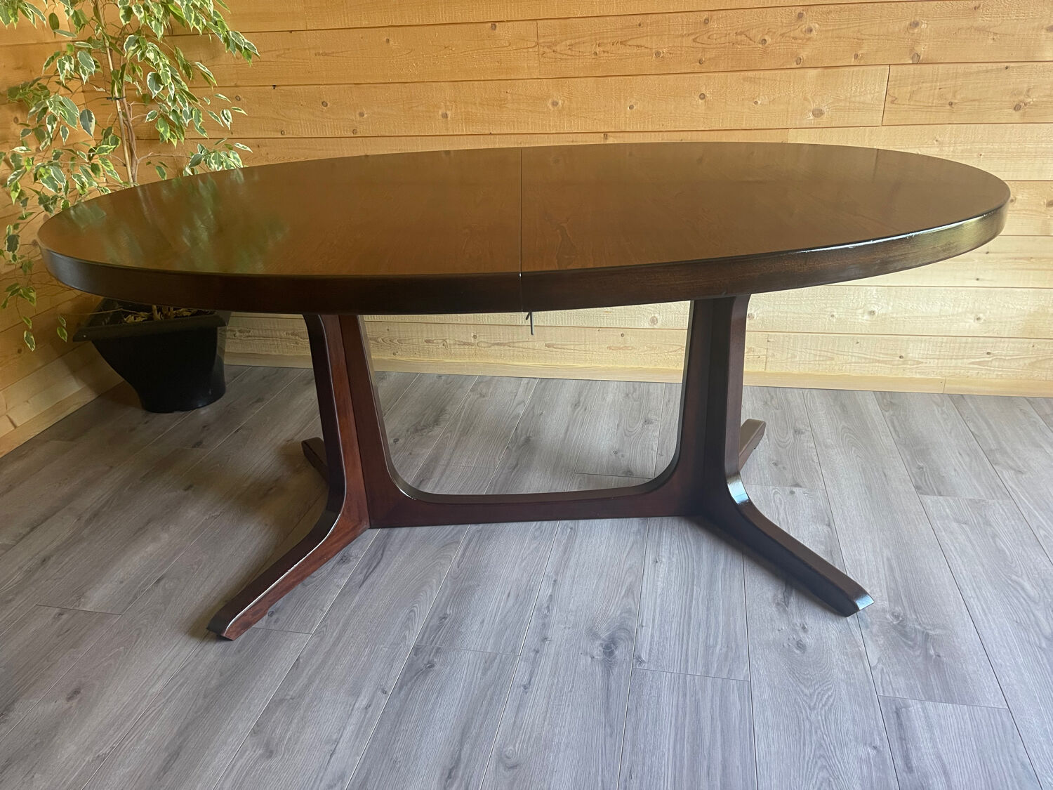 Extendable oval table Baumann, for up to 12 place settings.