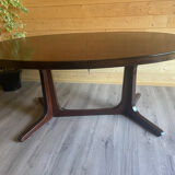 Extendable oval table Baumann, for up to 12 place settings.