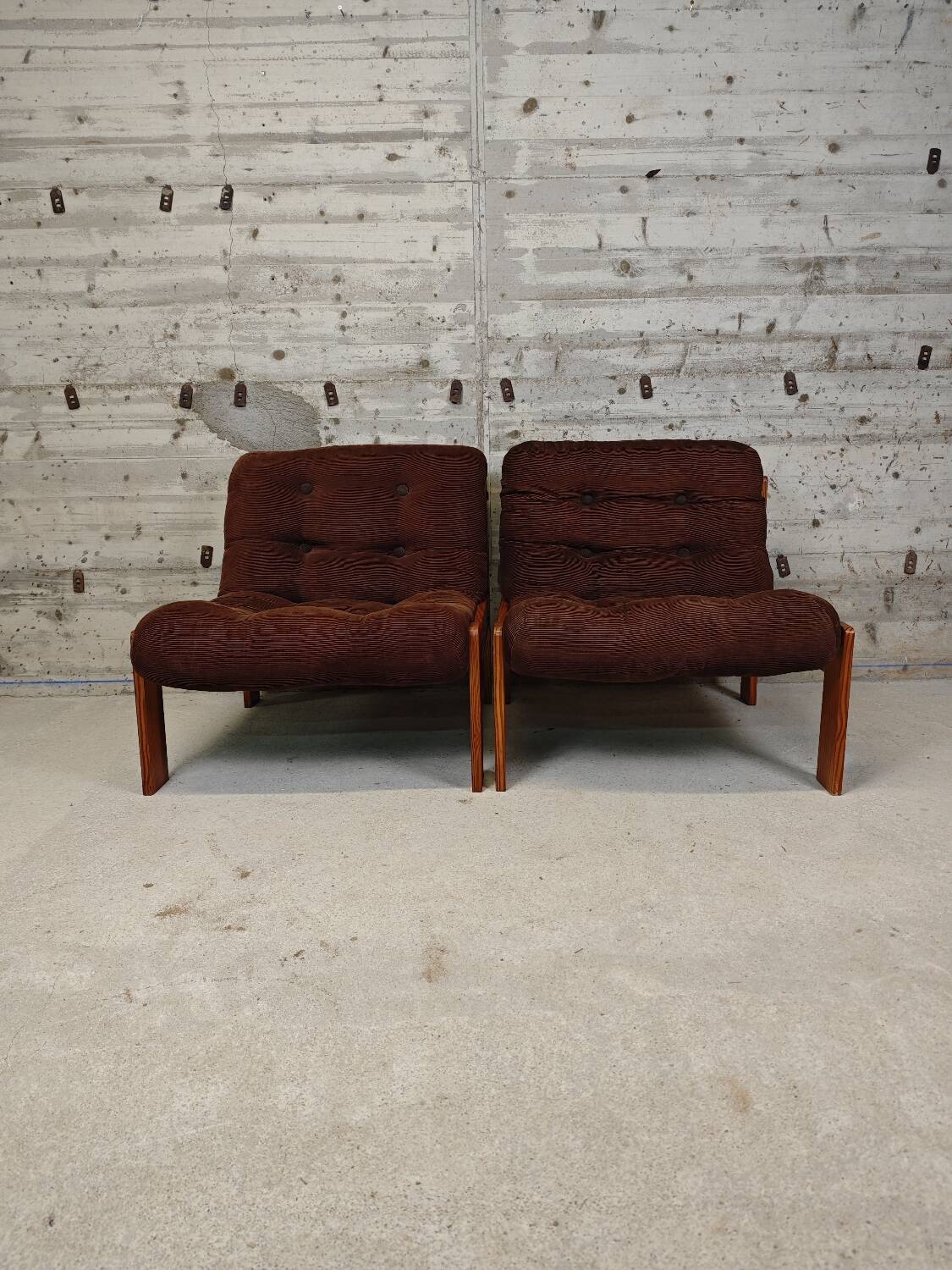 Pair of armchairs in pine and velvet