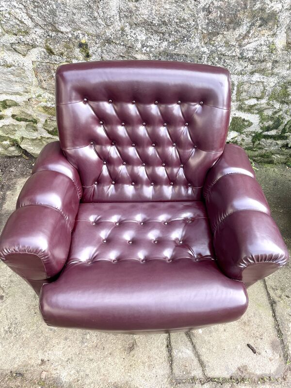 Paire de fauteuils capitonnés en skaï aubergine