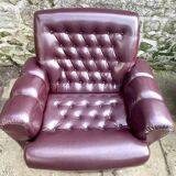 Paire de fauteuils capitonnés en skaï aubergine
