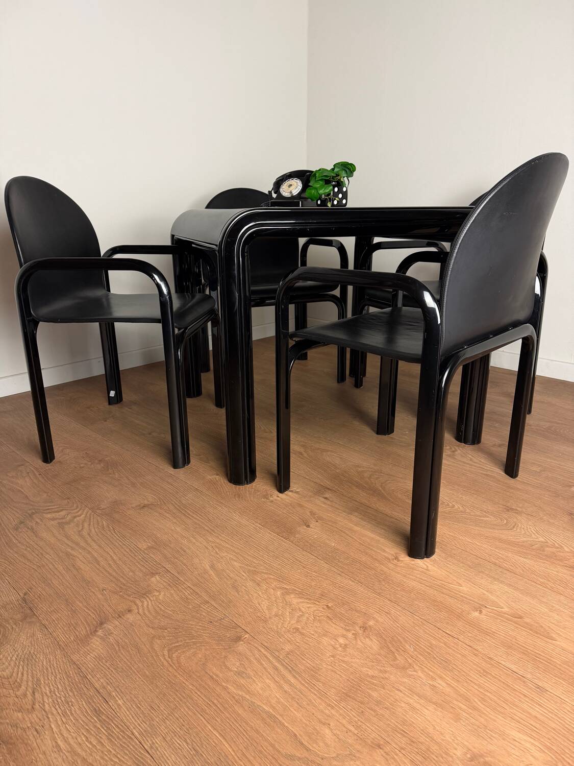 Knoll Orsay set – table & 4 chairs – black lacquered steel & faux leather