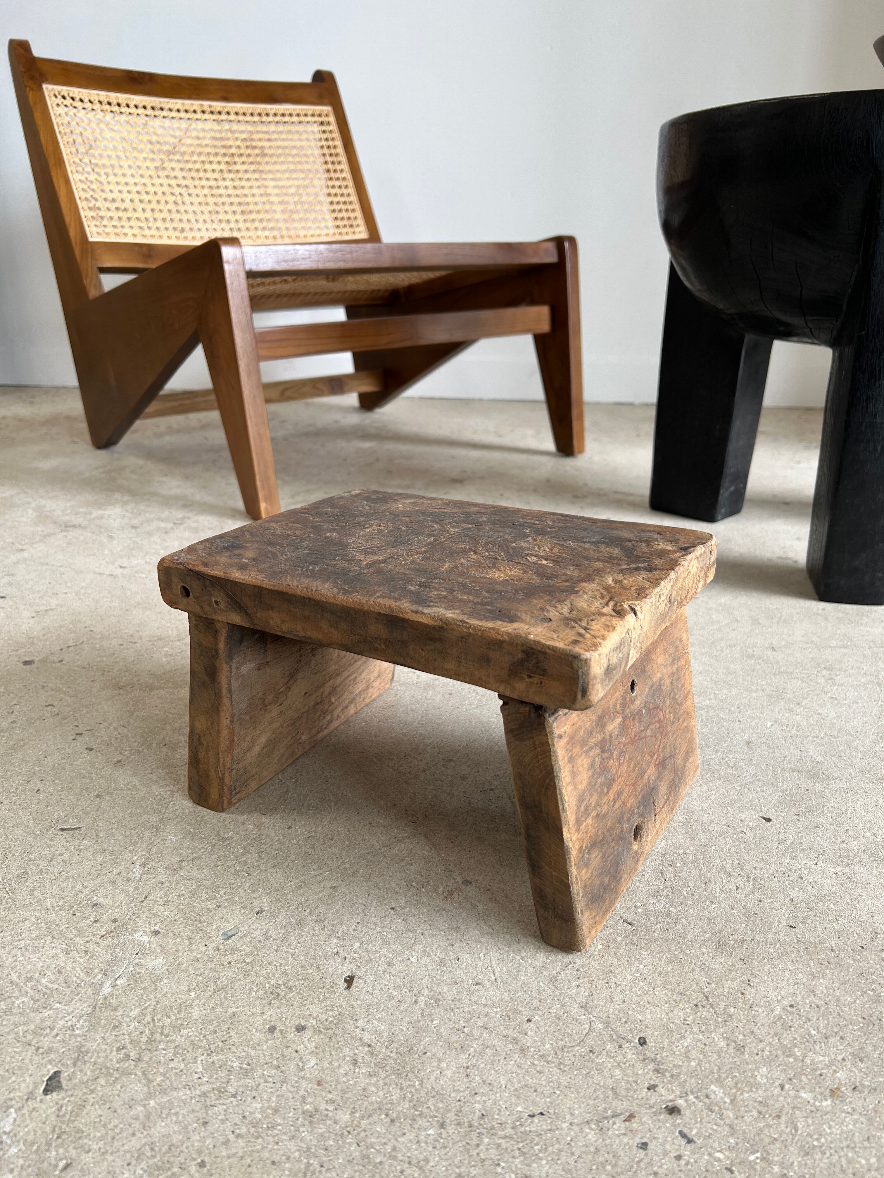 Black mango wood tripod side table with a semi-spherical top, height: 45 cm, diameter: 44 cm.