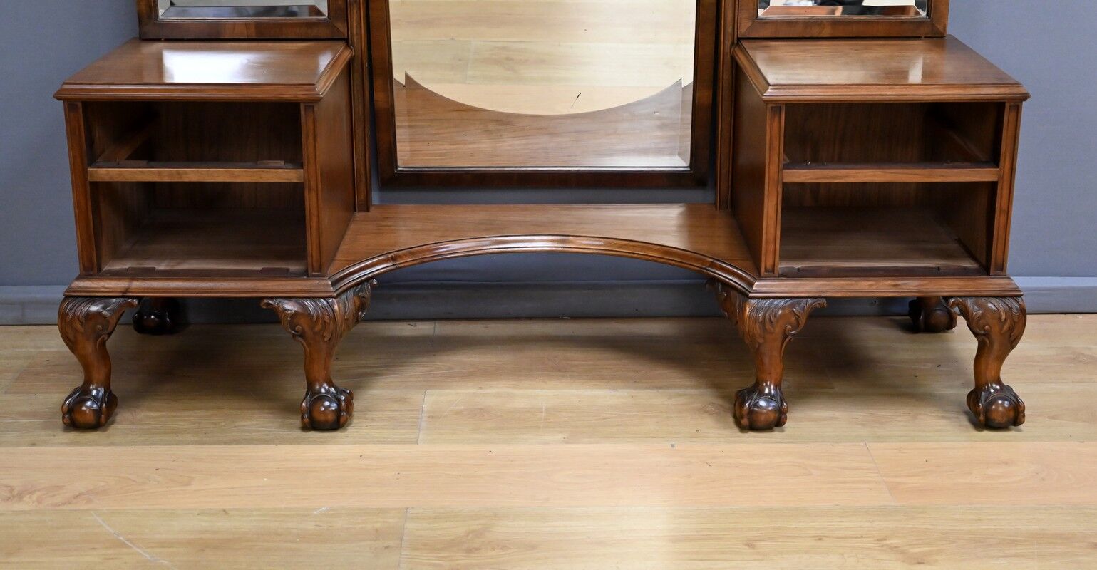 Walnut dressing table, Chippendale style, England – 1930