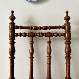 Chaise en bois tourné et velours ocre