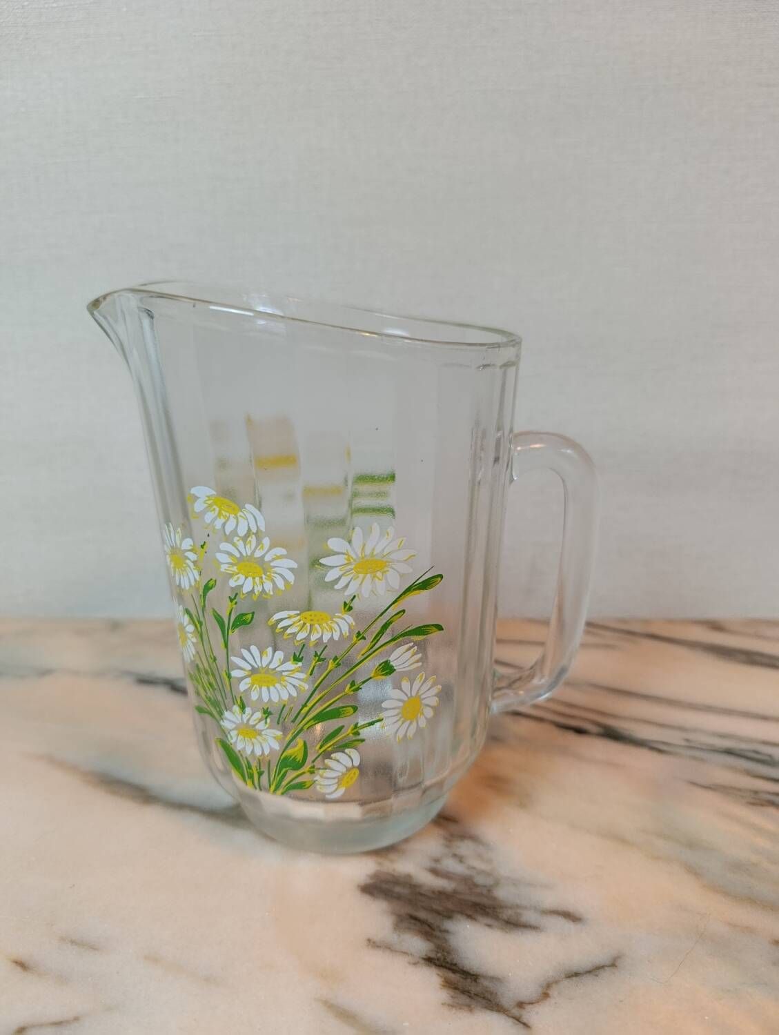 Orangeade service with a jug and six glasses featuring a daisy pattern.