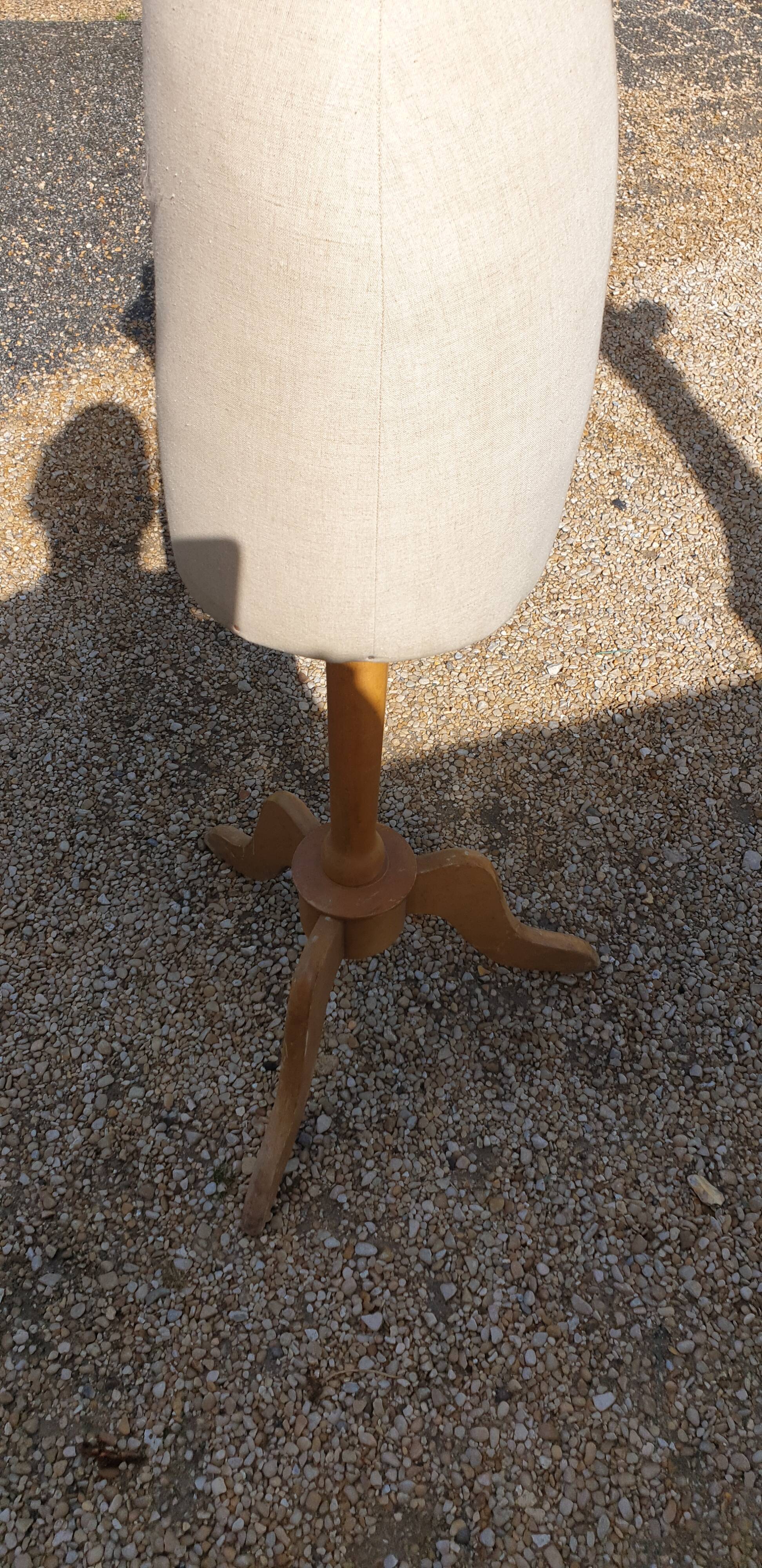 Stitching bust on foot half XXth