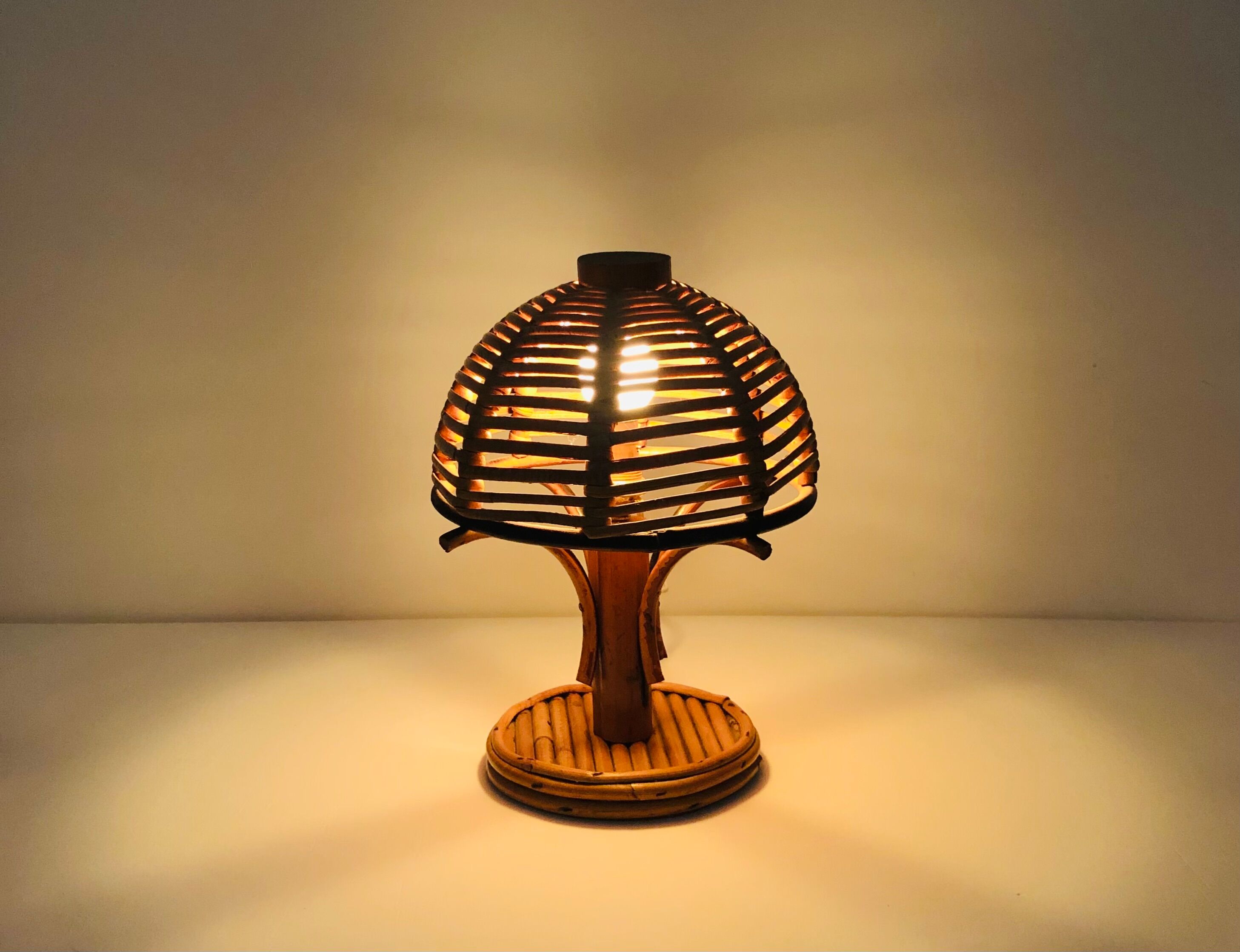 Lampe à poser en rotin, Italie années 60