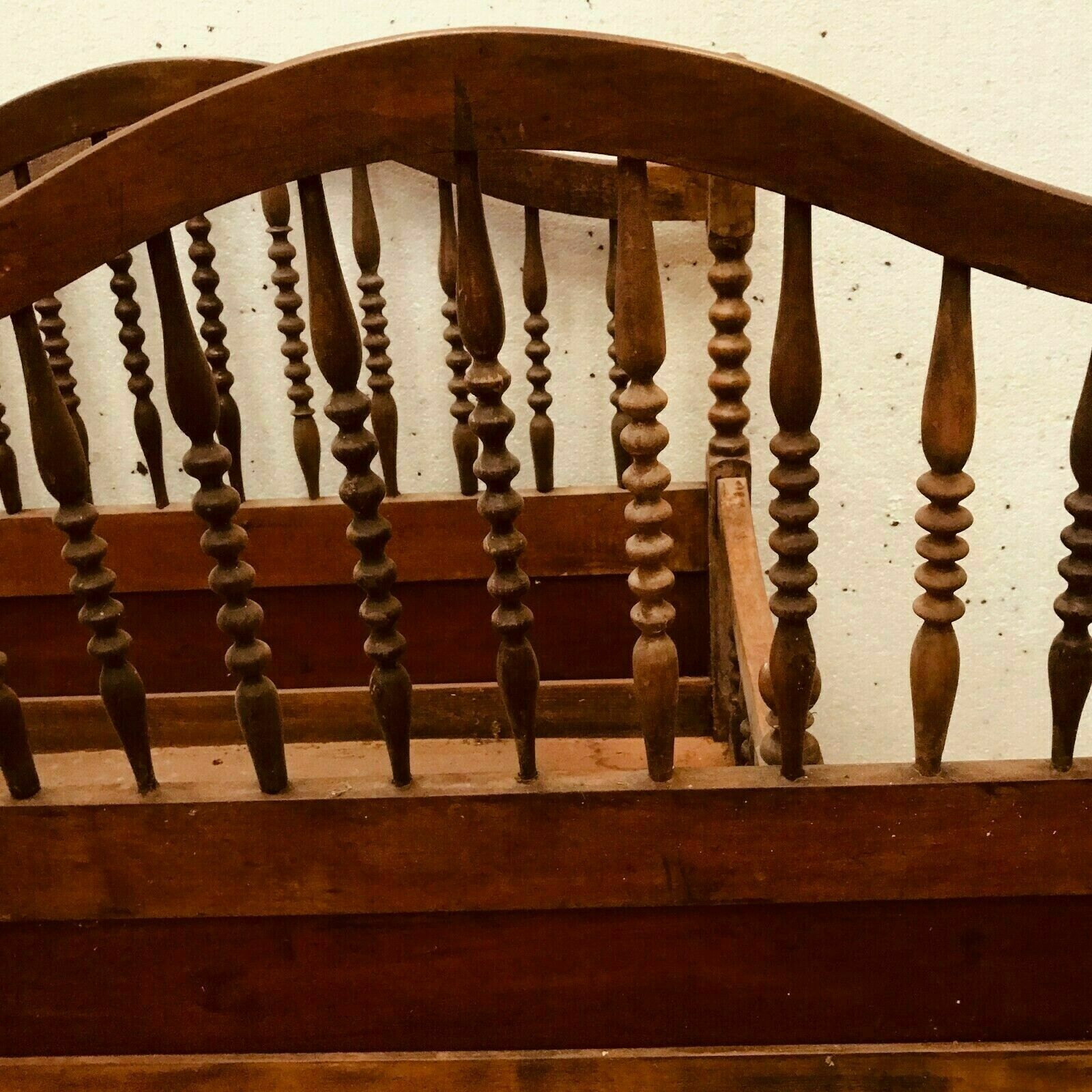 Deux bancs a dossier et accoudoir ajouré hêtre massif XX siècle