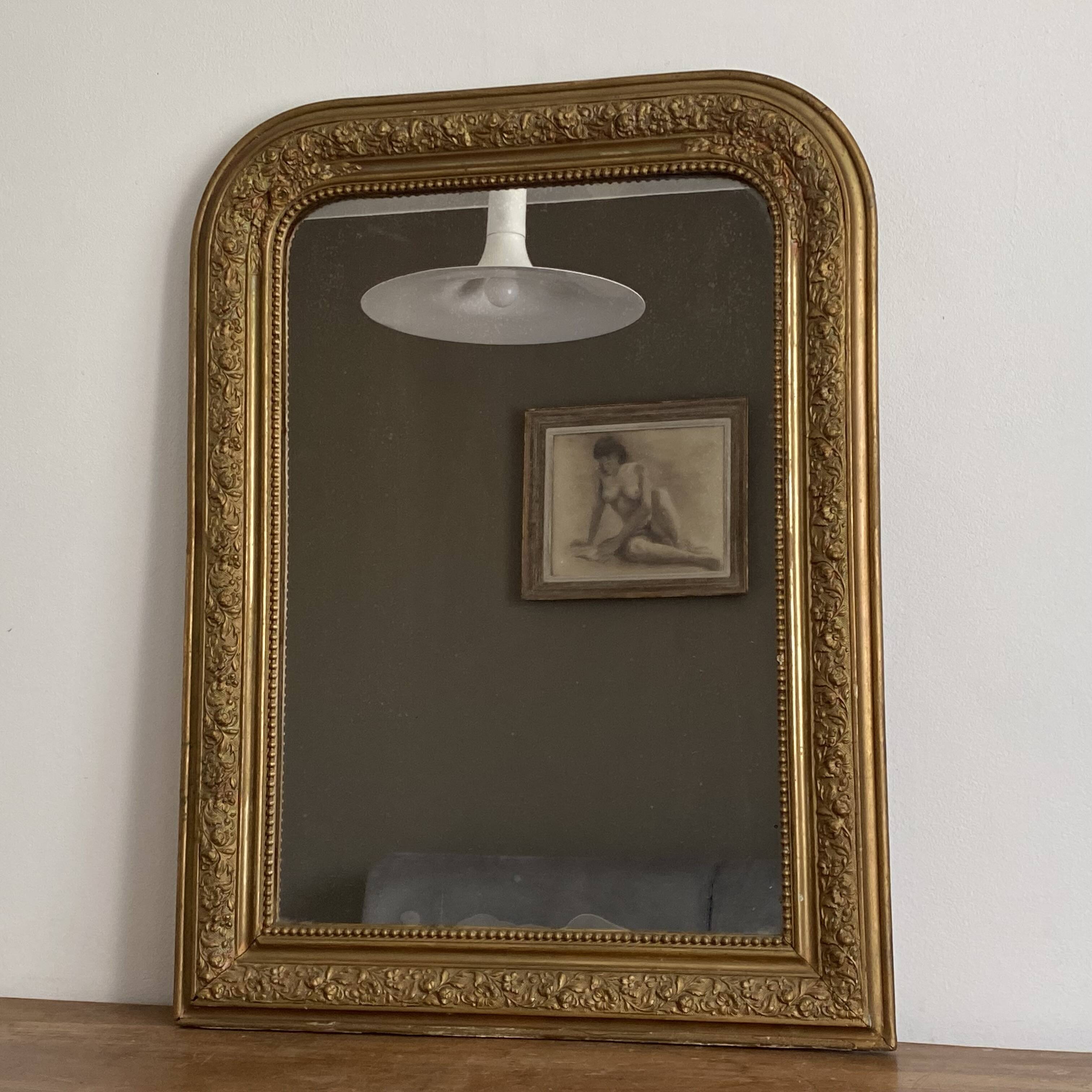 Miroir Louis Philippe fin 19ème. Doré. 75x56.