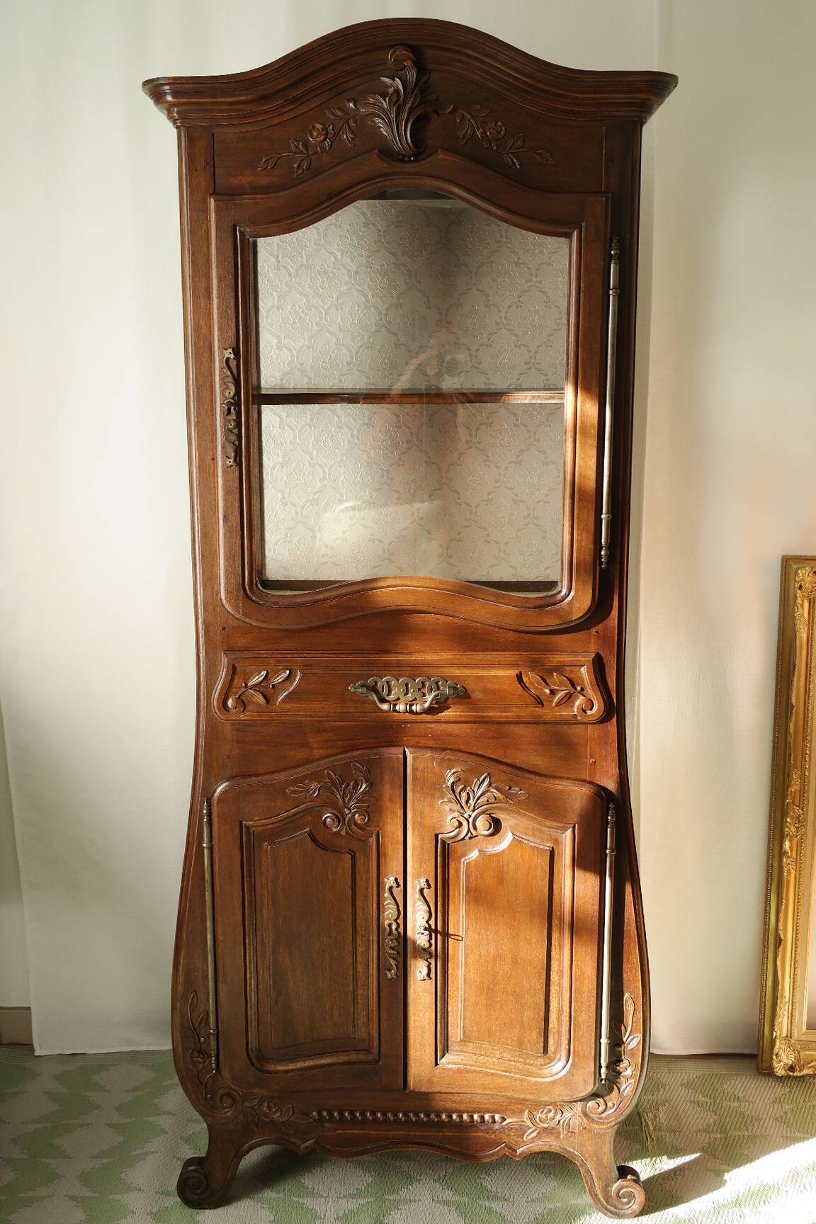 Curved display cabinet in solid walnut, mid-20th century.