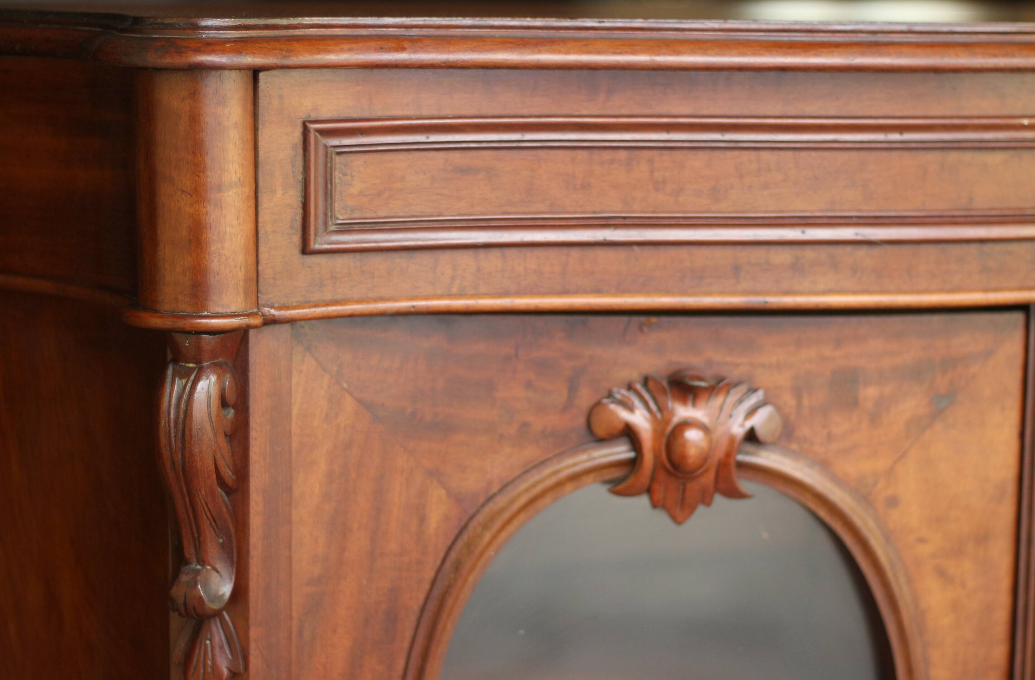 Elegant Napoleon 3 mahogany and veneer sideboard