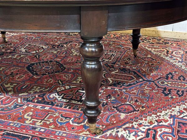 Grande table anglaise de bibliothèque en noyer foncé et dessus cuir