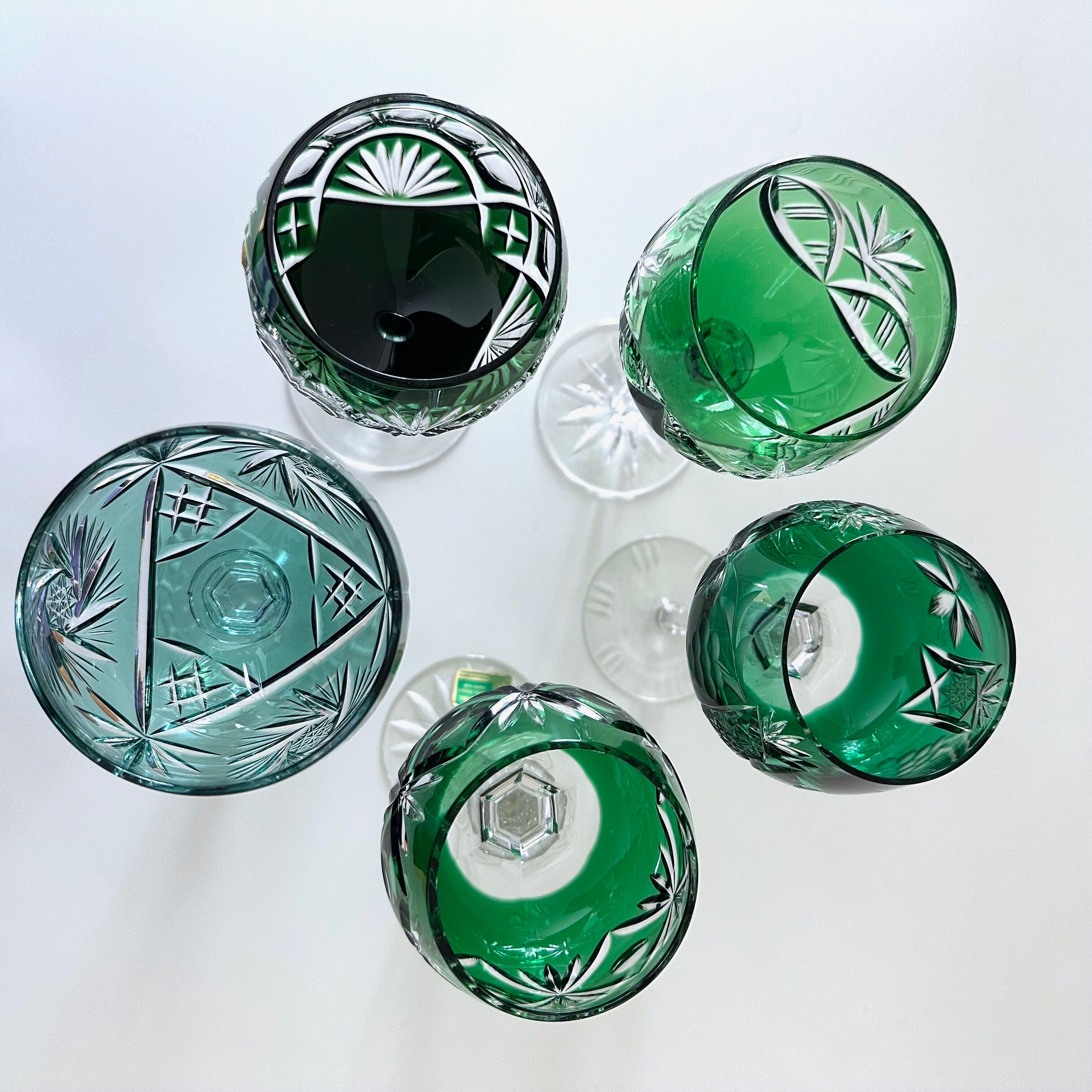 Collection de 5 verres à vin coloré, nuances de vert