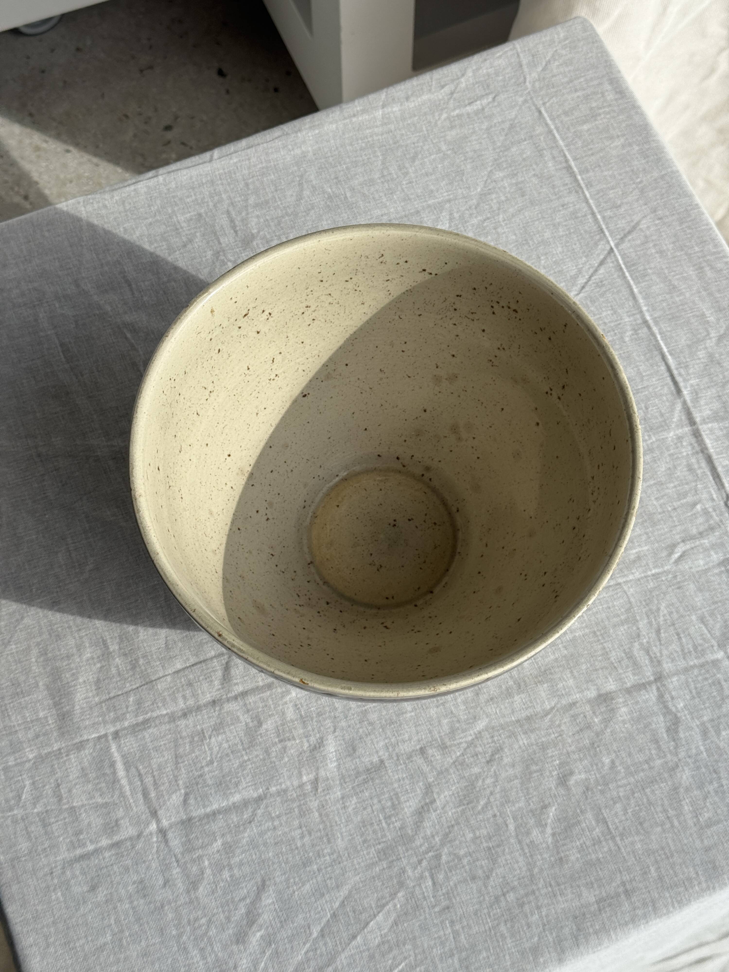 Large speckled beige salad bowl with ochre trim H14 D25