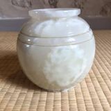 Vase boule en albâtre