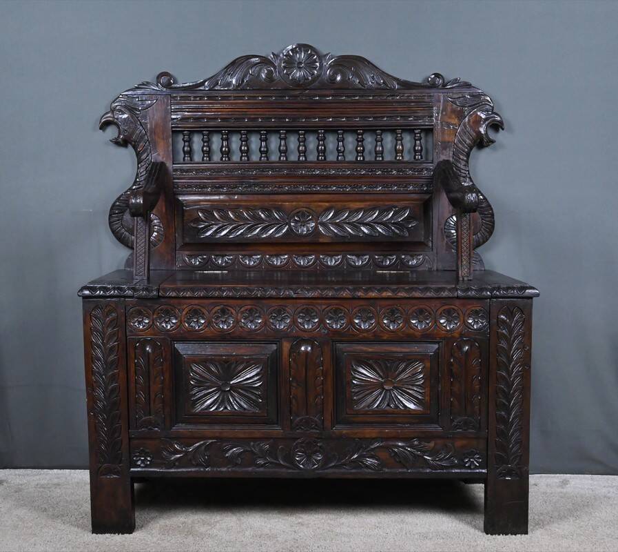 Banc coffre en chêne, style néo-gothique – début XXe