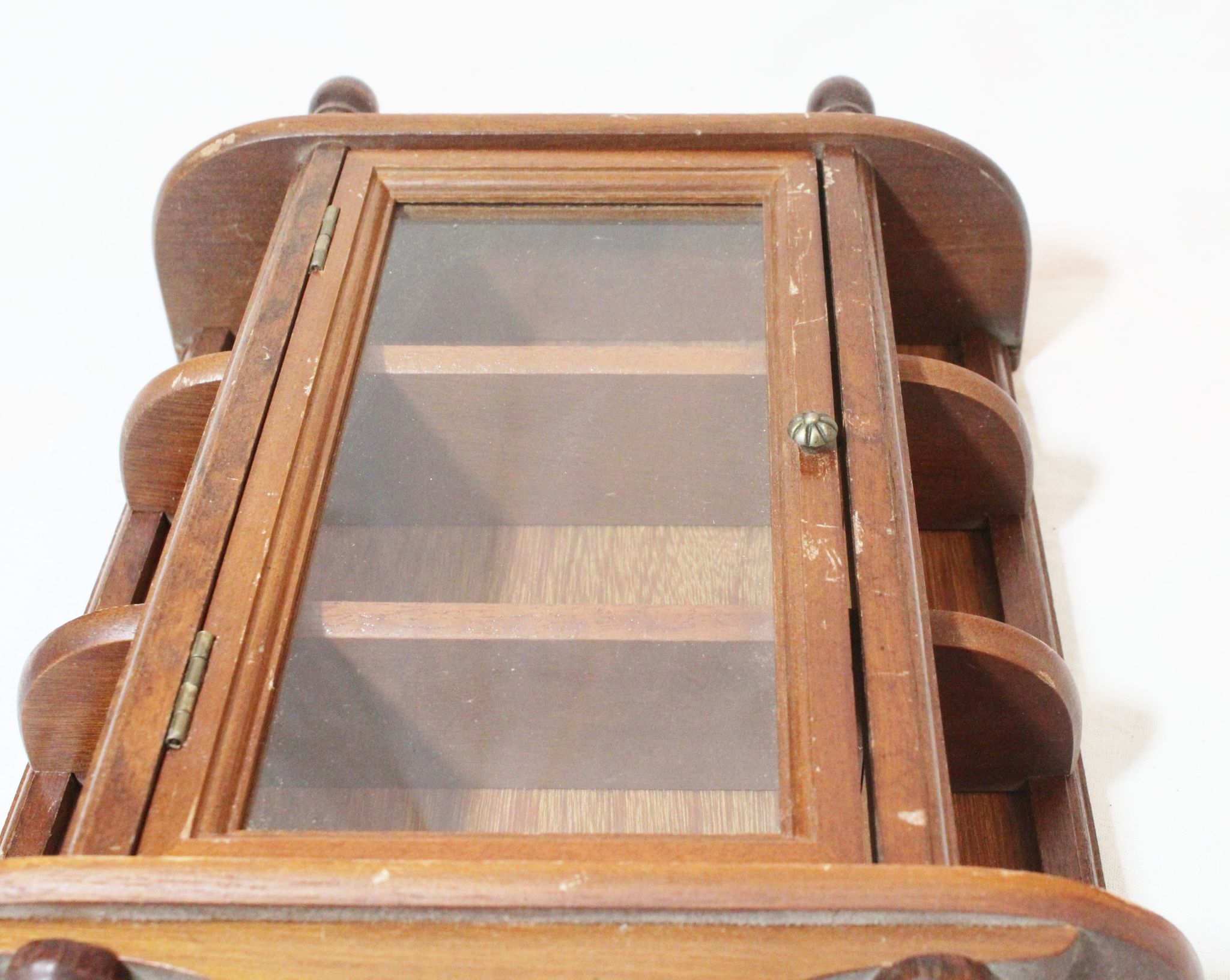 Étagère en bois vitrée
