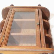 Étagère en bois vitrée