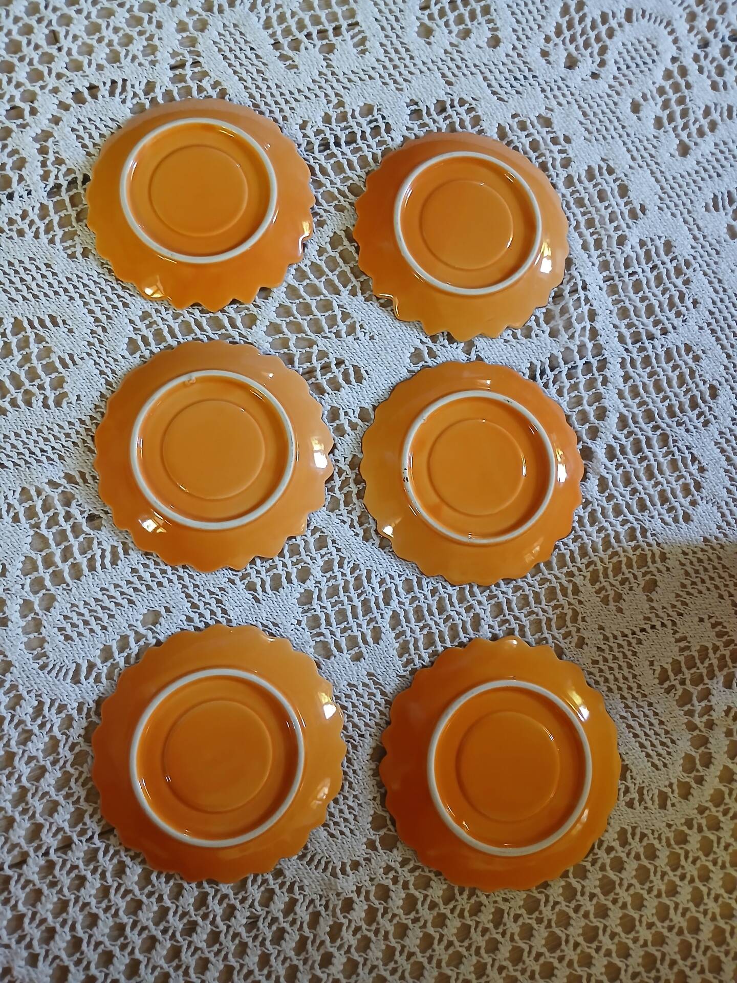 6 tasses à café et soucoupes style barbotine