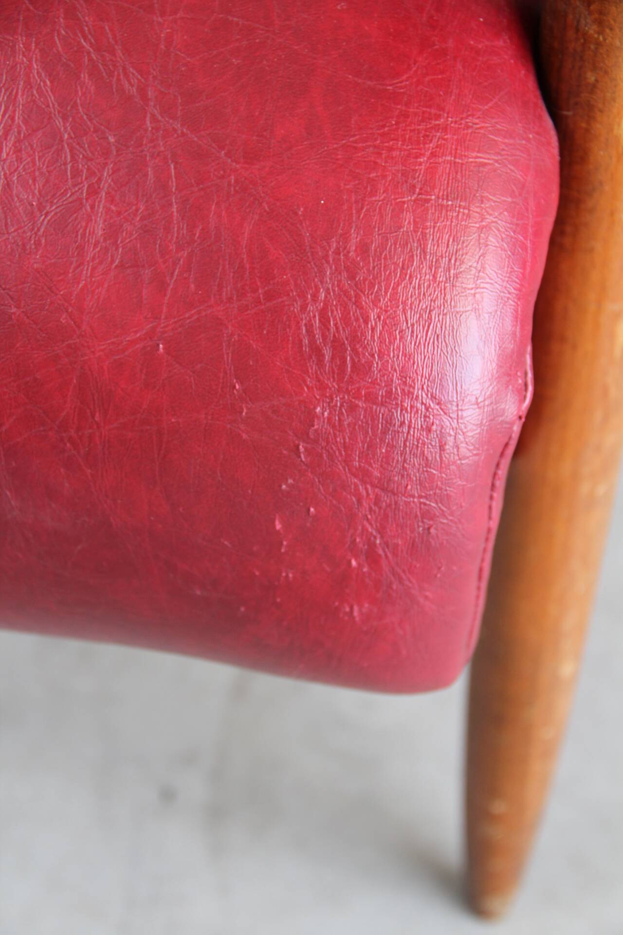 Fauteuil vintage en skaï rouge