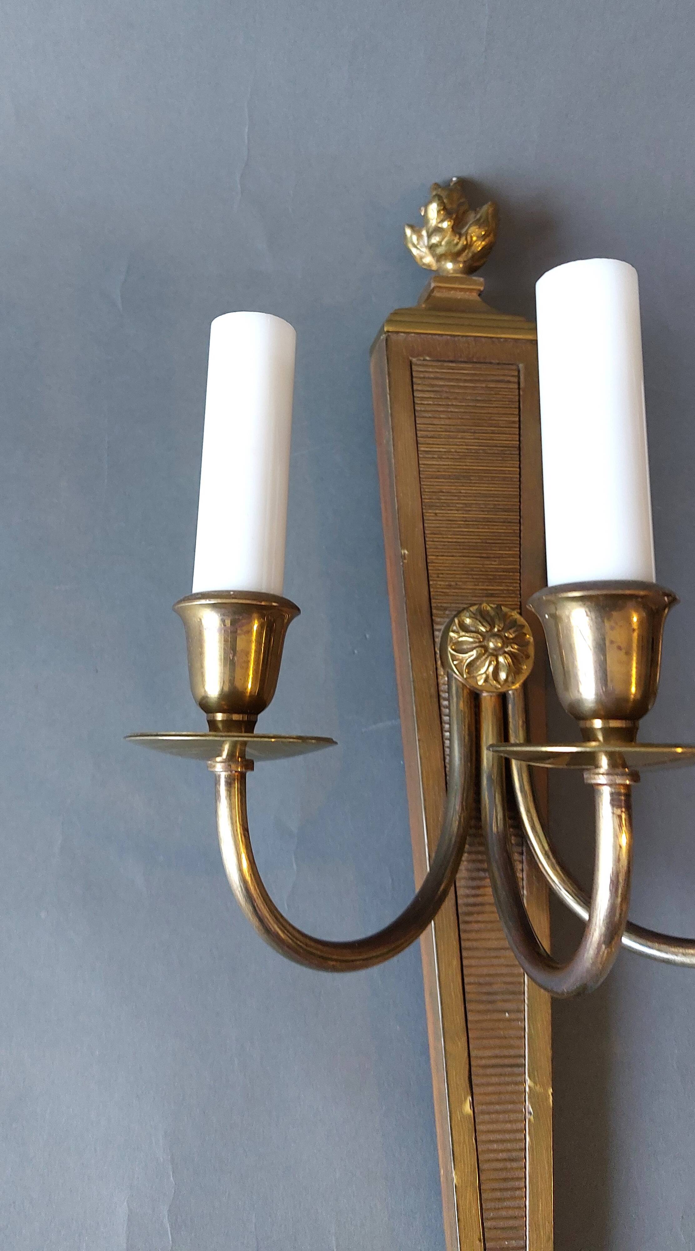 Wall lamp in the shape of a 1940 quiver with three arms, gilded brass and solid mahogany.