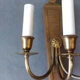 Wall lamp in the shape of a 1940 quiver with three arms, gilded brass and solid mahogany.