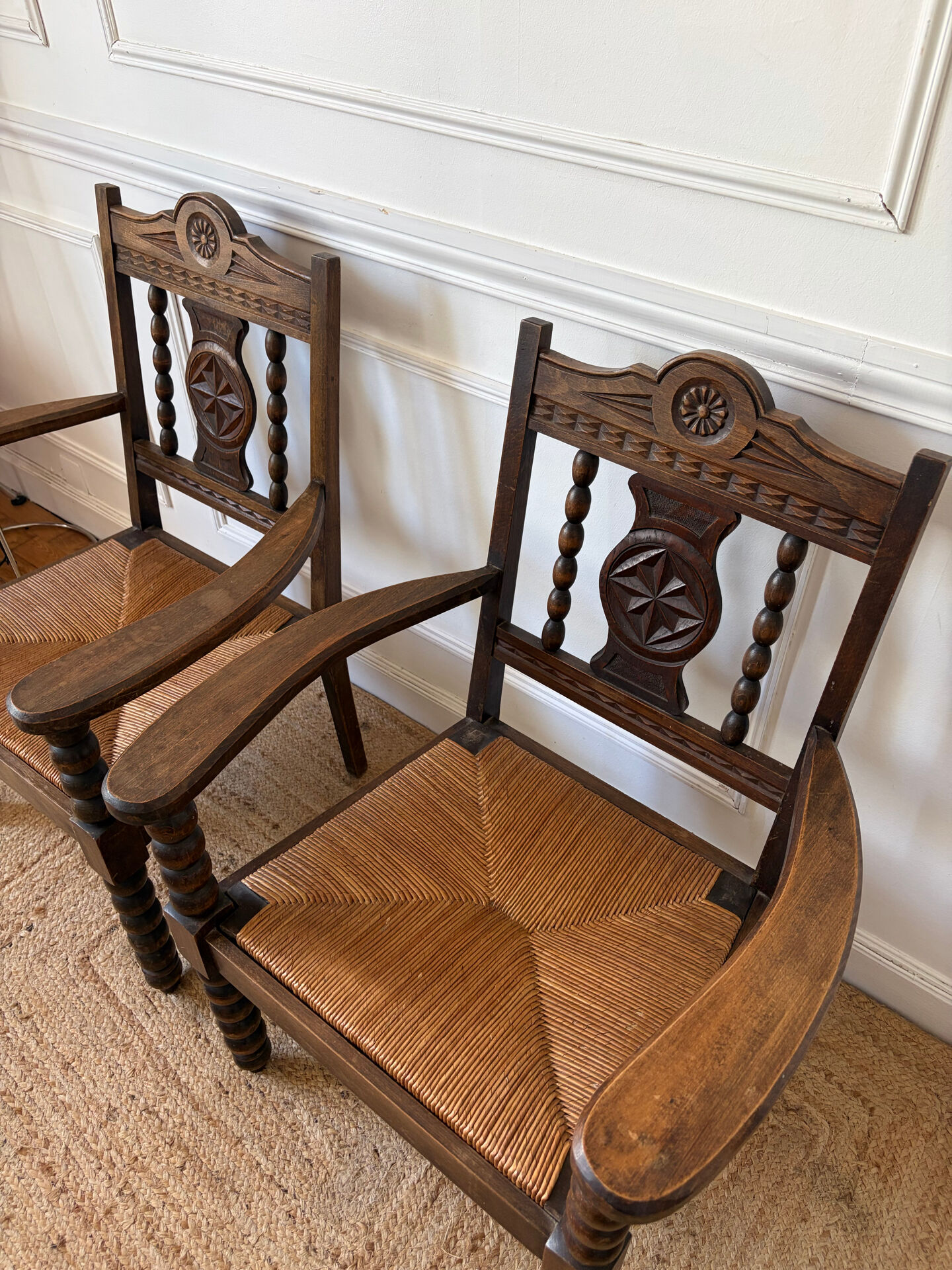 Paire de fauteuils rustiques bois et paille 