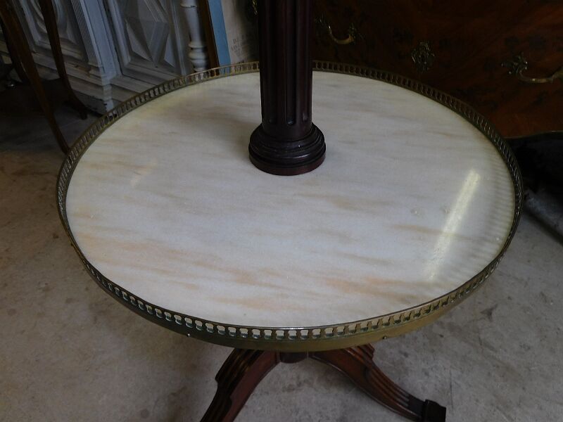 Rotating store floor in mahogany and marble of the nineteenth century