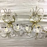 Paire d’appliques à 3 lumières en bronze et cristal