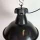 Ensemble de 4 lampes d'usine en émail noir industriel avec dessus en fonte, années 1950.