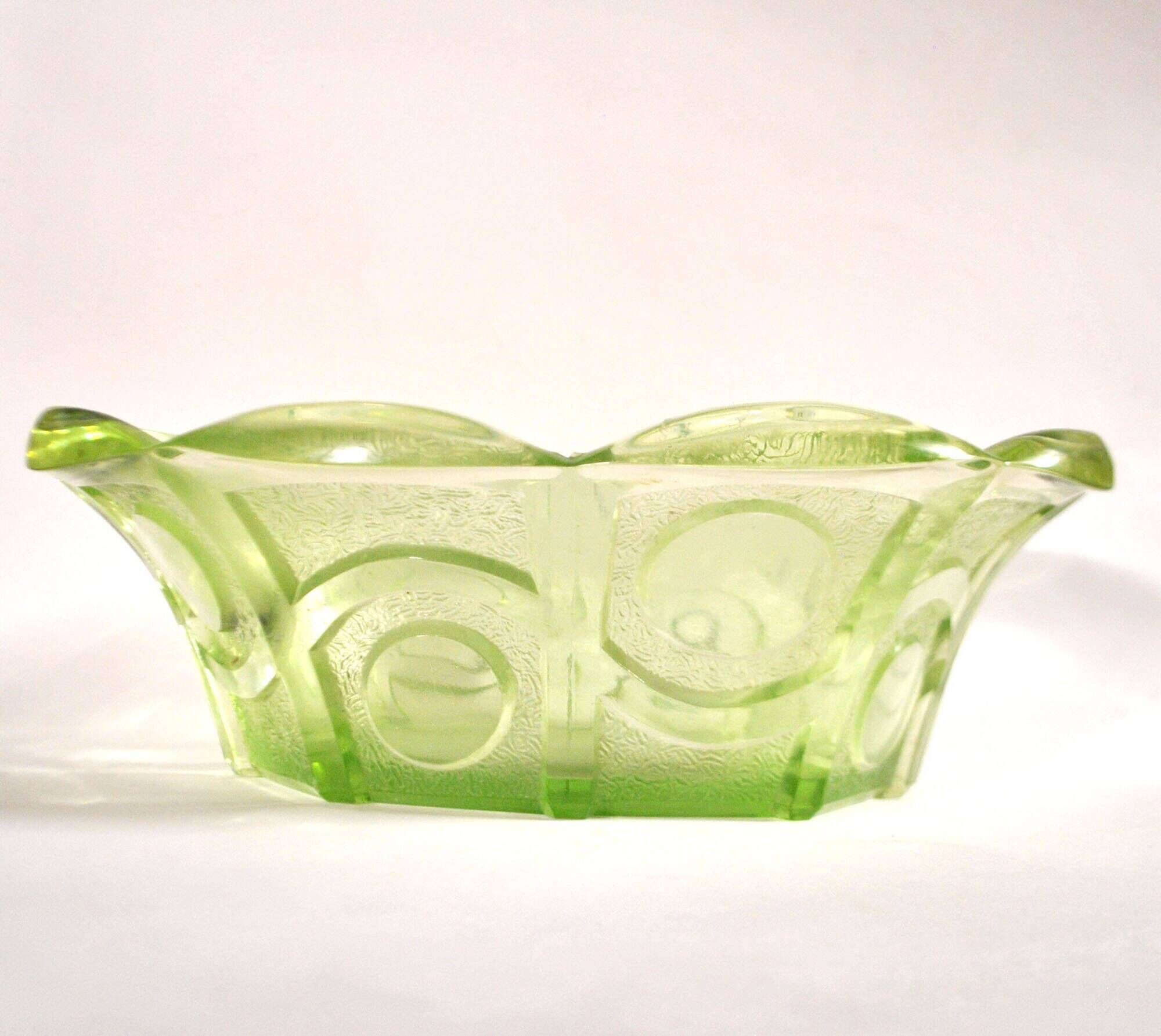 Art Deco oval bowl in green glass – geometric moulded decoration 1920-1930