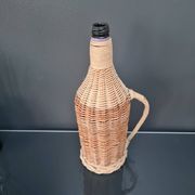 Bouteille en osier avec anse