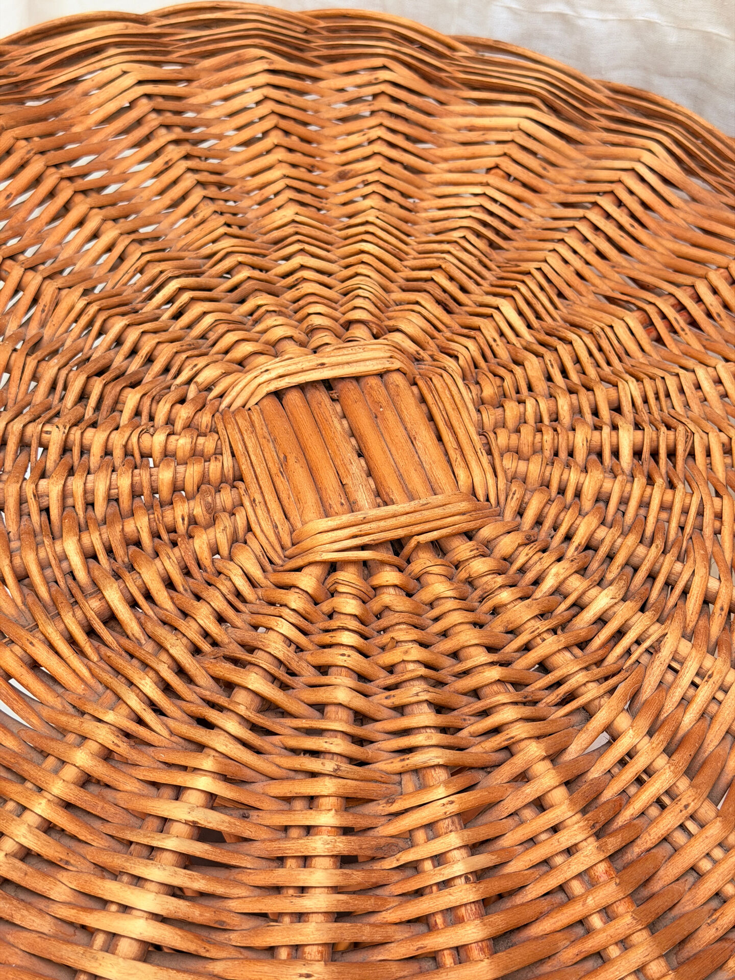 Table d’appoint artisanale vintage en osier tressé