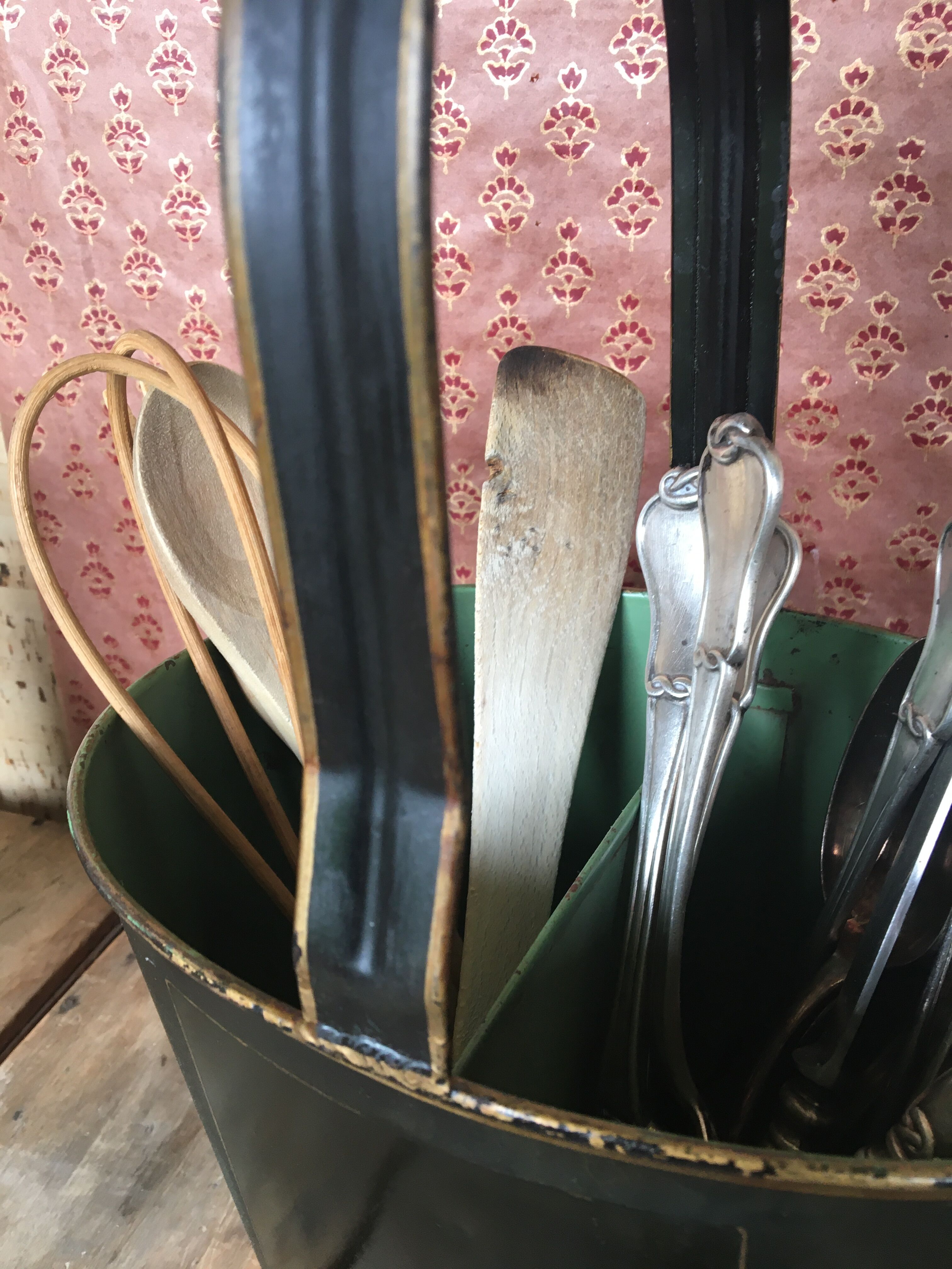 Painted sheet metal compartment basket