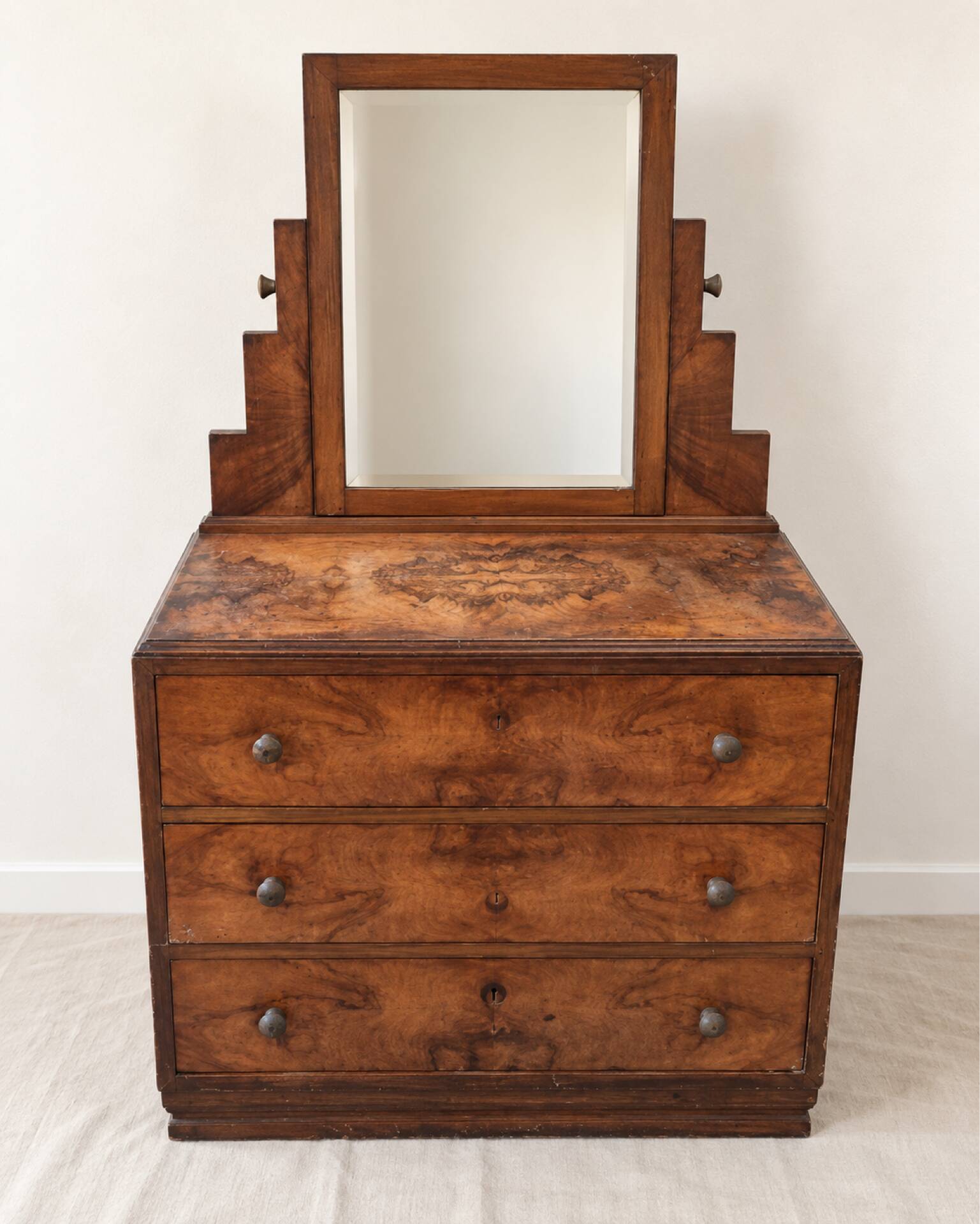 Commode-coiffeuse Art Déco en ronce de noyer et miroir psyché basculant