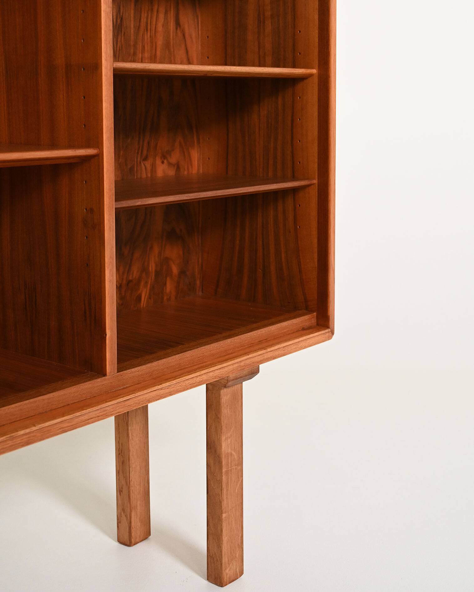 Bibliothèque en noyer scandinave, années 1960
