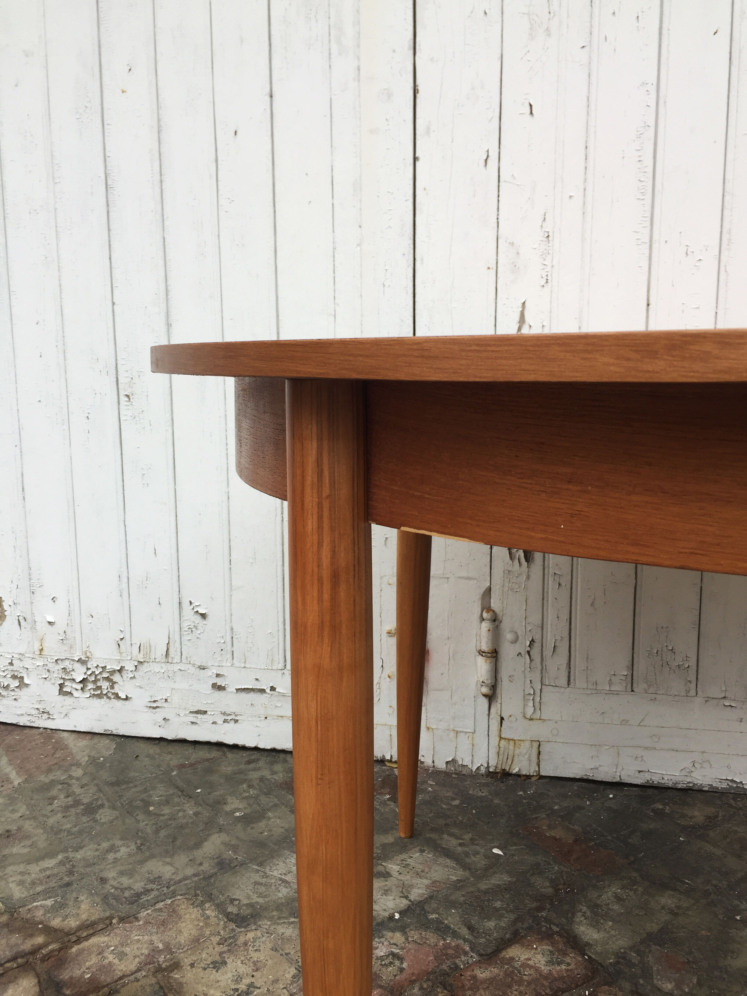 Expandable Scandinavian Roundtable