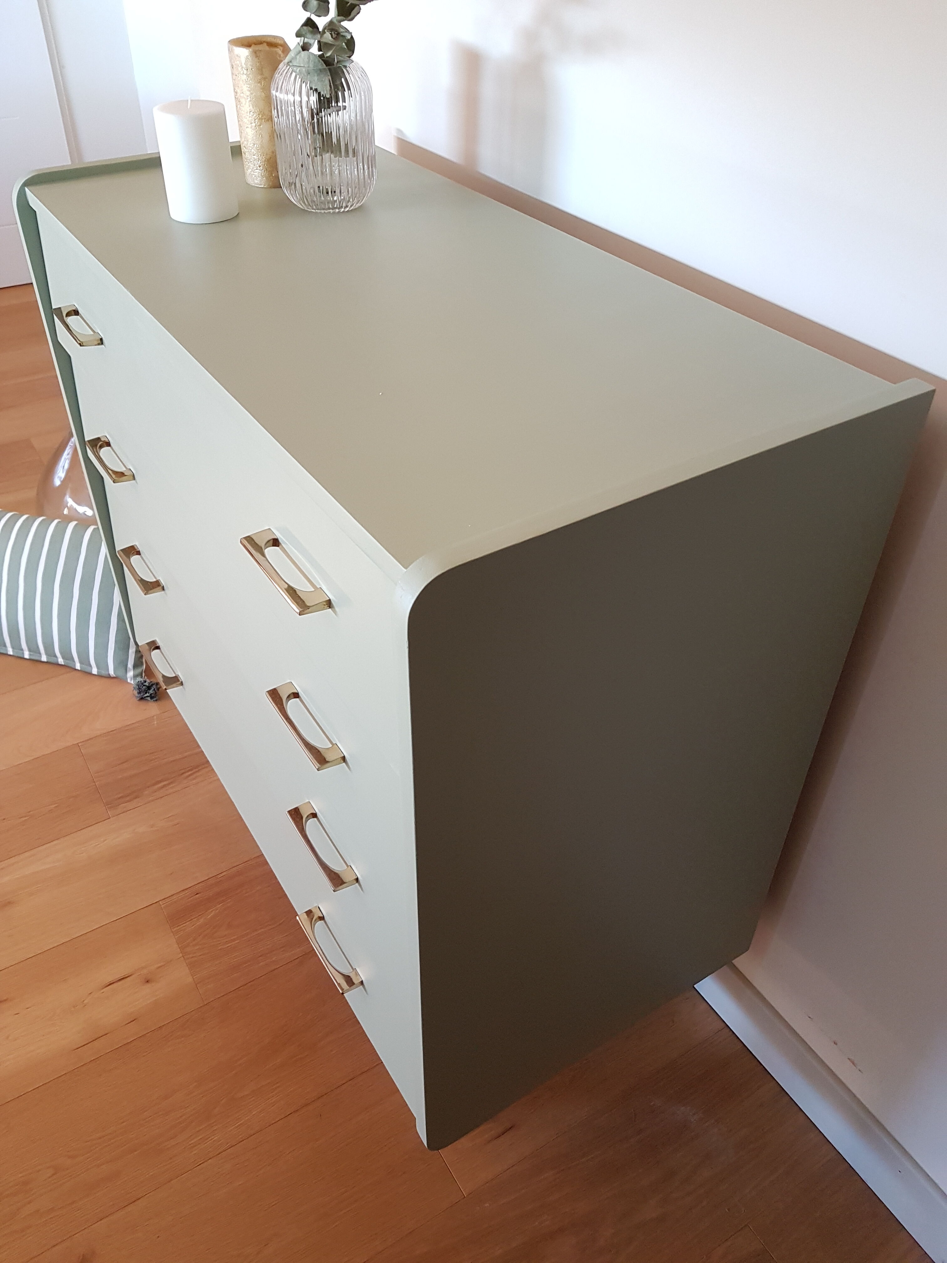 Commode vintage pieds fuseaux