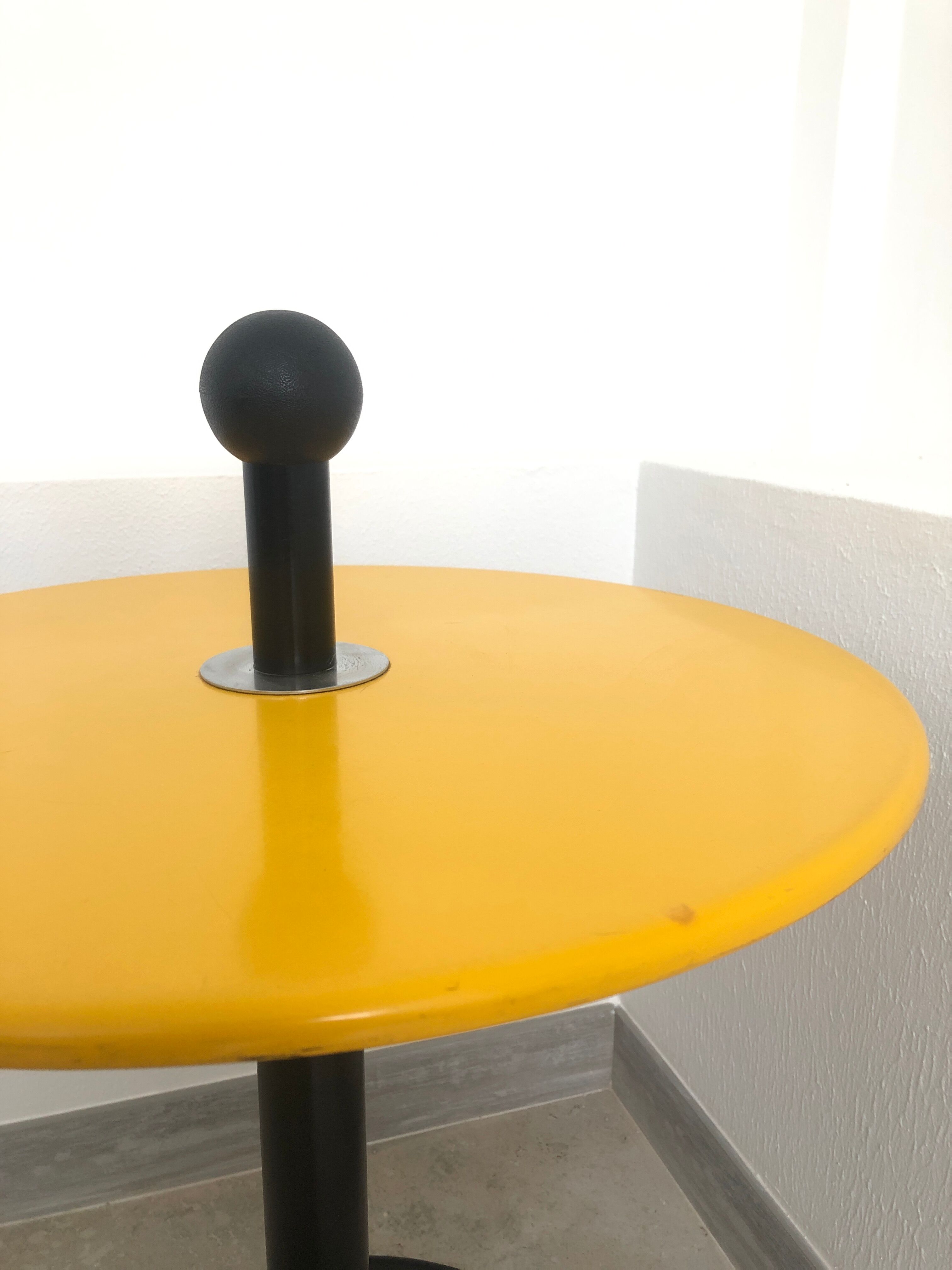 Coffee table / Yellow and black-sned peeling