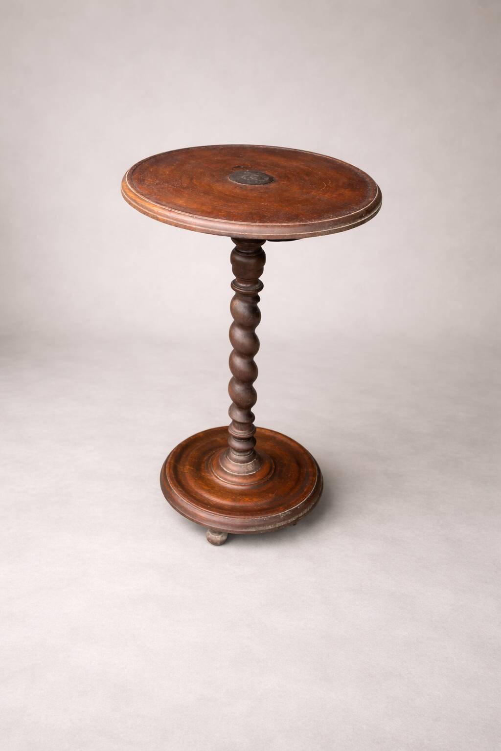 Antique solid wood gueridon with twisted leg – English charm – late 19th century
