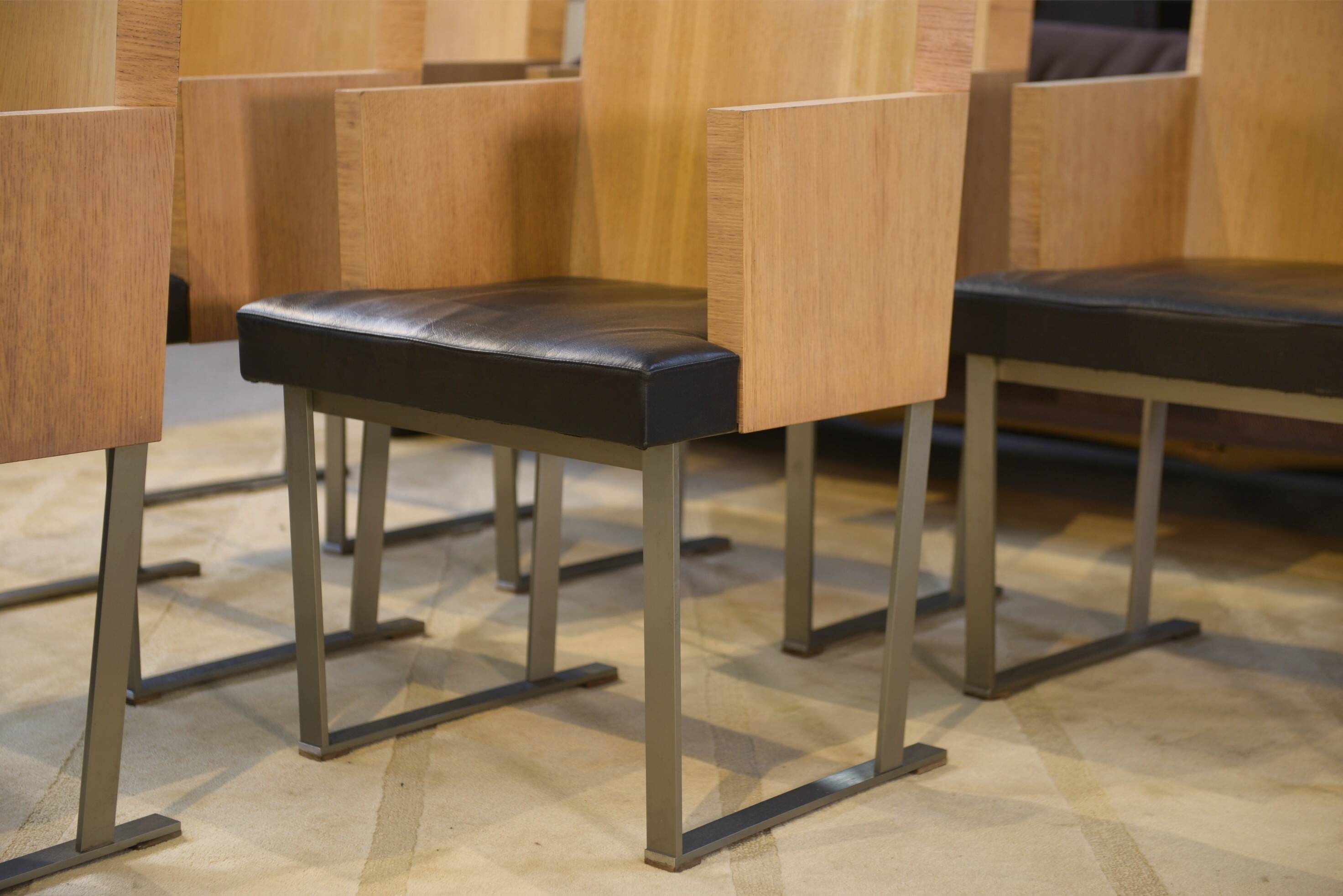 Set of 6 designer armchairs in oak and leather from the 1980s.