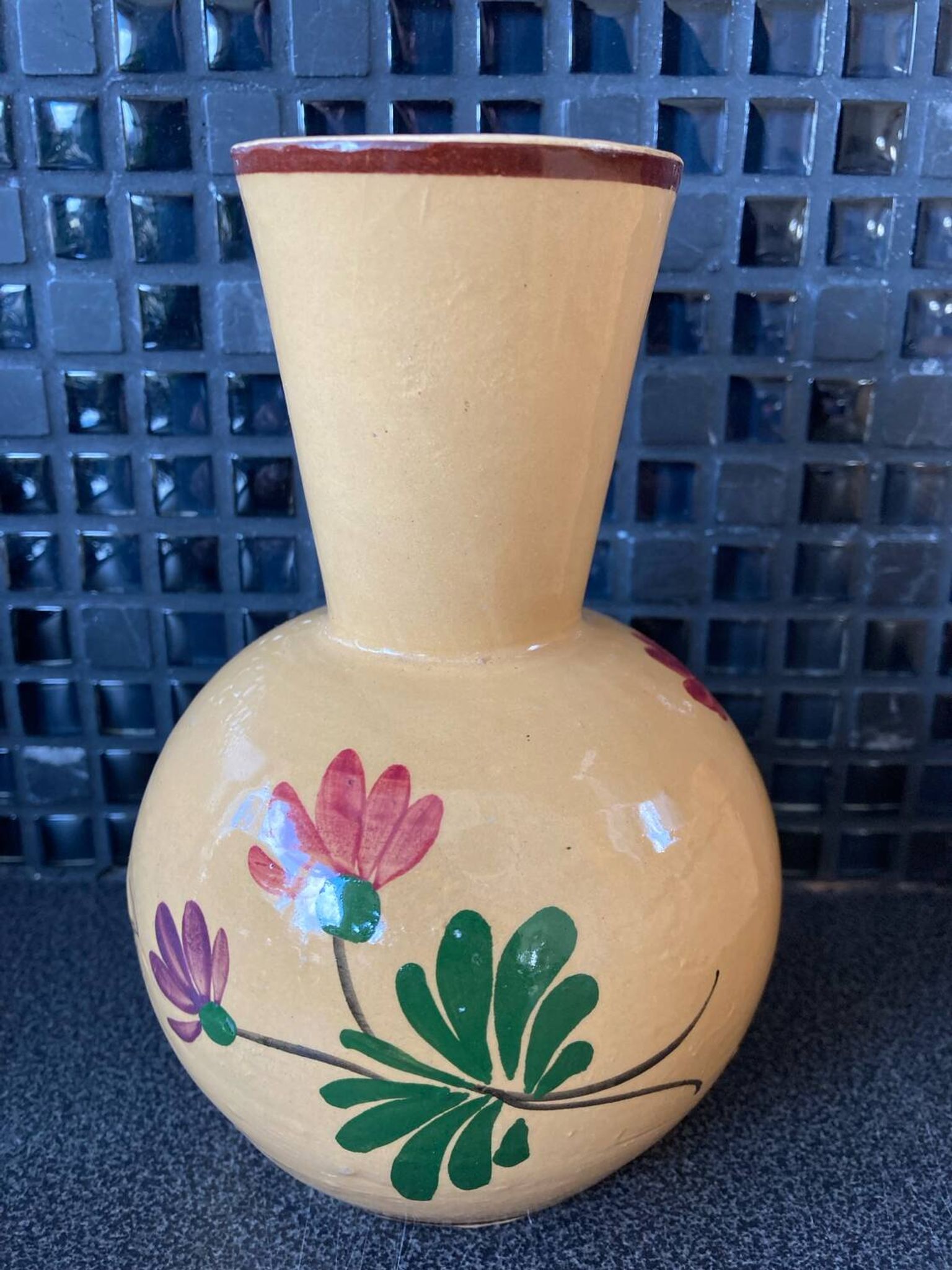 Vase en terre cuite décor de fleurs