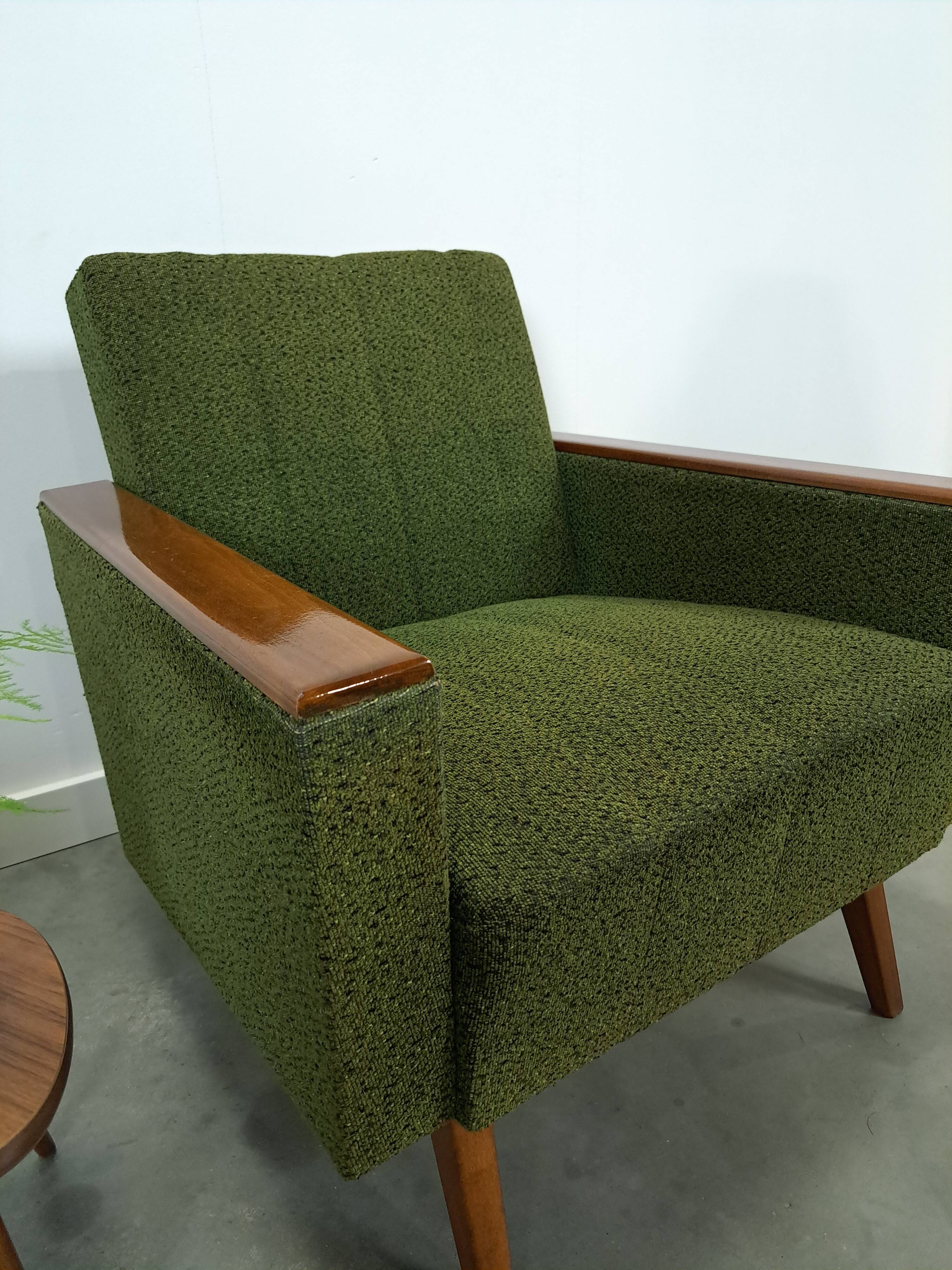 Fauteuil vert avec dossier en bois de teck