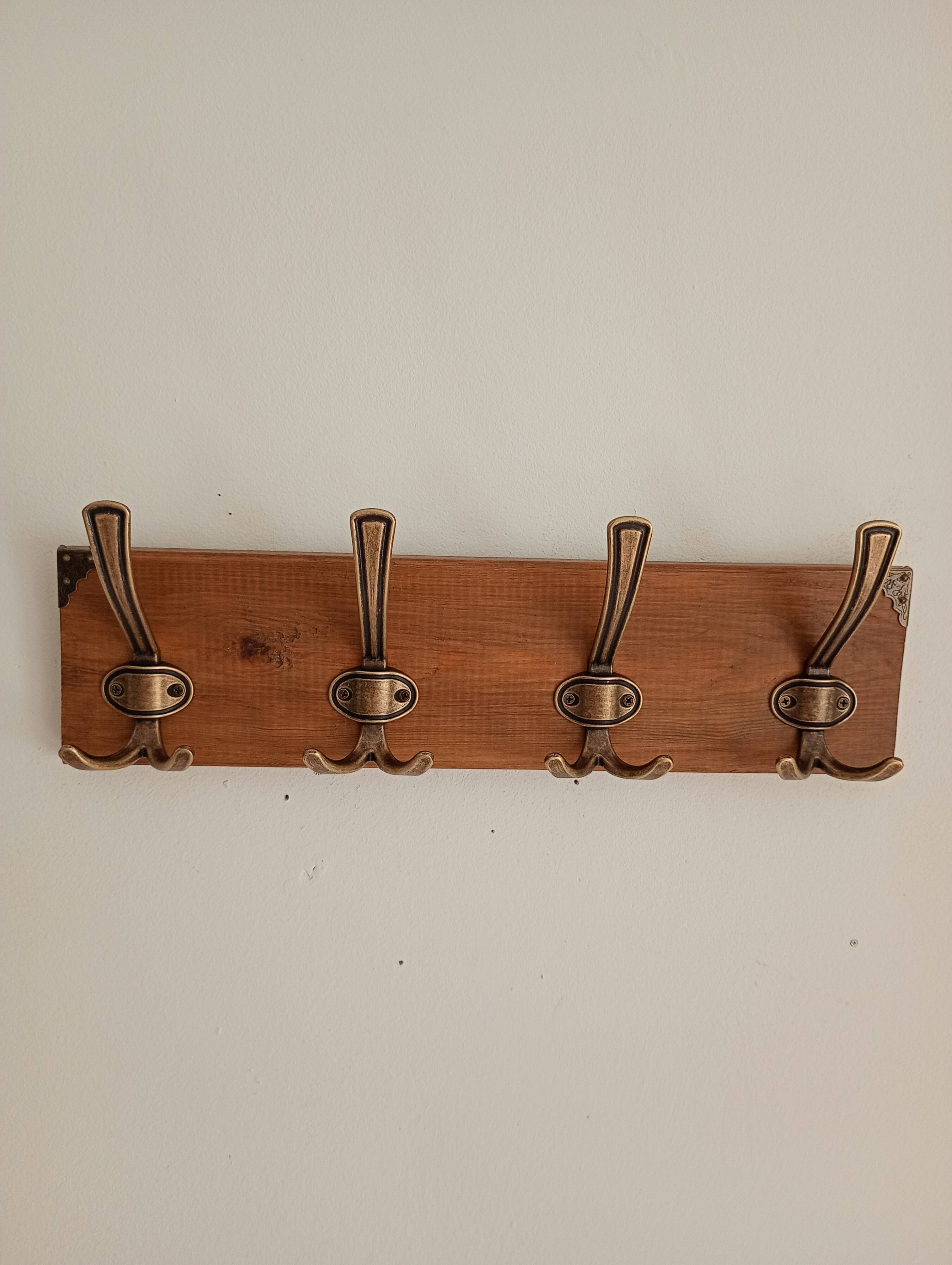 Wall-mounted coat rack in wood – 4 metal hooks – 45 cm